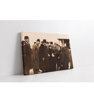 Atatürk Kız Çocuklarını Dinlerken