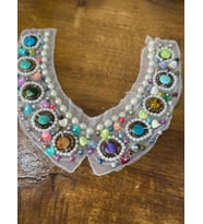 RENKLİ TAŞ BONCUK İŞLEME YAKA DİKİŞ GİYİM AKSESUARI 32X25 CM