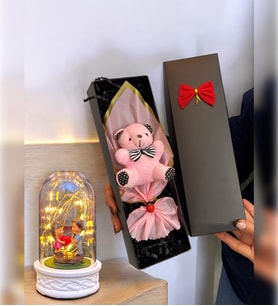 Siyah Kutusunda Pembe Ayıcık Buketi & Işıklı Kalp Tutan Çiftli Fanus  Ayıcık Buketi