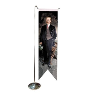 Masa Üstü Kırlangıç Atatürklü Masa Bayrağı + Krom L Direk Masa Bayrak Seti