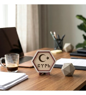 Göktürkçe Türk ve Ay Yıldız Temalı Dekoratif Obje Modern Minimal Ev Ofis Masaüstüne Süs 10x10 cm