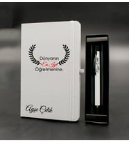 Öğretmenler Gününe Özel Tasarımlı İsim Soyisimli Beyaz Defter & Beyaz Tükenmez Kalem Hediye Seti