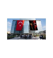 Türk Bayrağı Kalpaklı Atatürk Fotoğraflı Türkiye Bayrağı Bayrak ve Türk Bayrağı Premium Raşel Kumaş 2'li Set 10x15 metre ATA46