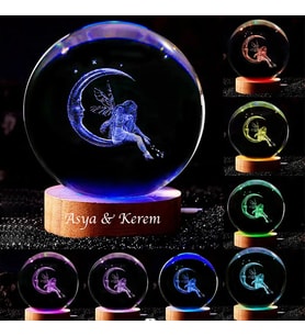 Kişiye Özel Işıklı Ahşap Kaideli Ay Yüzlü Melek Cam Küre 8cm*6cm