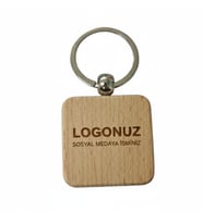 Kişiye Özel Kare Ahşap Anahtarlık – Logo ve Sosyal Medya Adresi Yazılı Lazer Gravür Anahtarlık – Promosyon & Özel Tasarım