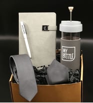 Babalar Gününe Özel Kişiye Özel Gri Termo Defter& Metal Renkli Roller Kalem& French Press Cam Mug& Gri Kravat Hediye Seti