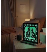 Dekoratif Kedi Figürlü LED Gece Lambası – Ahşap Çerçeveli Masaüstü Dekoratif Işık 14x14 cm