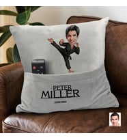 BK Gift Kişiye Özel Kareteci Karikatür Tasarımlı Organizer Kumanda ve Atıştırmalık Cepli Gri Kırlent Yastık- 1 Arkadaşa Hediye, Cepli Yastık