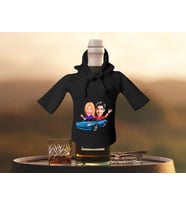BK Gift Kişiye Özel Sevgililer Karikatürlü Mini Siyah İçki Şişesi Tişörtü , Ev Bar Dekoru, Viski, Şarap, Votka, Rakı Şişesi Tişörtü, Ev Barı-26