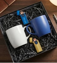 Kişiye Özel 2'li Mavi & Sarı USB Çakmak & 2'li Mavi & Beyaz Kupa Hediye Seti (Mavi-Sarı)