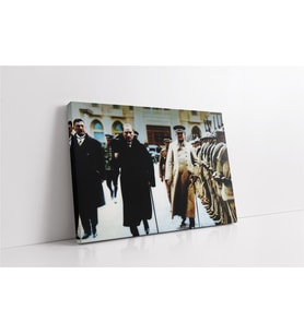 Atatürk Askerleri Selamlarken