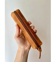 ALESTA LEATHER İsme Özel El Yapımı Hakiki Deri Kalemlik (Camel)