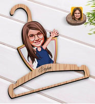 BK Gift Kişiye Özel Kız Çocuk Karikatürlü Standart Boy Ahşap Elbise Askısı-4
