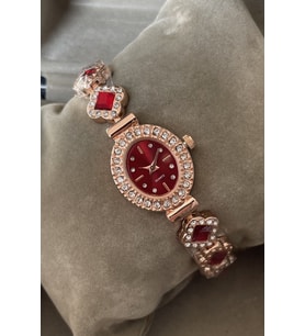 Oval Kadın Kol Saati Rose Gold Kırmızı Renk Özel Kutulu Zirkon Taşlı Metal Kordon Saat Yılbaşı Hediyesi Zarif Sevgiliye Eşe Kadına Hanıma Doğum Günü Yıl Dönümü Sürpriz Hediye Ablaya Anneye Teyzeye Halaya Kız Kardeşe Çocuğa