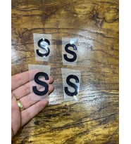 4 ADET SİYAH ÜTÜ İLE YAPIŞAN S HARFİ TRANSFER BASKI ARMA HARF 4X2 CM