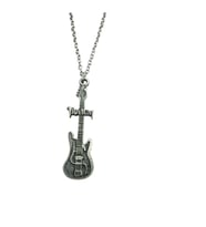 Trivium Temalı Elektro Gitar Anahtarlık – 60 cm Unisex Metal Metalcore & Heavy Metal Aksesuar (Gümüş)