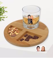 BK Gift Kişiye Özel Sevgililer Karikatürlü Viski Bardağı ve Doğal Masif Ahşap Yuvarlak Sunum Tabağı Çerezlik Hediye Seti-7