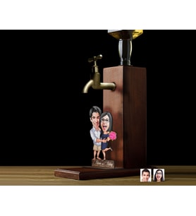 BK Gift Kişiye Özel Sevgililer Karikatürlü Musluklu Ahşap Viski Standı-35, Viski Çeşmesi, Doğum Günü Hediyesi, İçecek Dispenseri