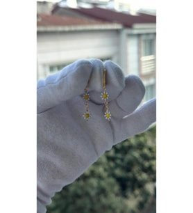 Kadın Sallantılı Gold Renk Papatya Model Küpe