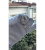 Kadın Sallantılı Gold Renk Papatya Model Küpe (Mürdüm)