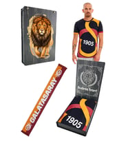Galatasaray Orijinal Lisanslı Arma T-shirt + Bileklik Set Hediyelik Ahşap Kutulu (Siyah-Kırmızı)