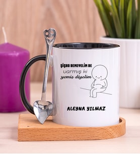 Kişiye Özel Varmış Ki Yemiş Diyelim Esprili Ahşap Altlıklı Siyah Kupa Bardak