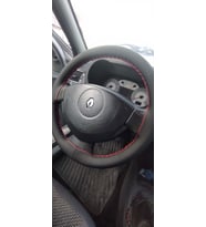 DİKİŞLİ DİREKSİYON KILIFI İTHAL SİYAH DERİ KIRMIZI DİKİŞLİ RENAULT CLİO 2007 SONRASI