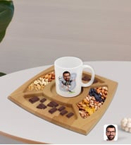BK Gift Kişiye Özel Siyah Beyaz Futbolcu Karikatürlü Beyaz Kupa ve Doğal Masif Ahşap 4 Bölmeli Sunum Tabağı Çerezlik Hediye Seti-1