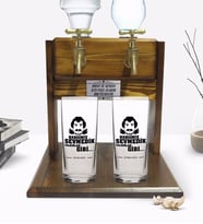 BK Gift Kişiye Özel Renkli Baskılı Hangimiz Sevmedik Çılgınlar Gibi Silüet Tasarımlı İkili Rakı Bardağı ve Çift Musluklu Doğal Ahşap Rakı Standı-4 (Model 1)