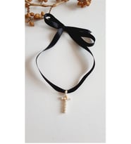 T HARF TARZ İNCİLİ KURDELA CHOKER KOLYE