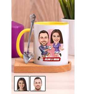 Eşe Yıldönümü Hediyesi Karikatürlü Ahşap Altlıklı Sarı Kupa Bardak