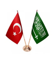 Masa Üstü Suudi Arabistan Bayrağı Türk Bayrağı İkili Pirinç Direk Masa Bayrak Seti
