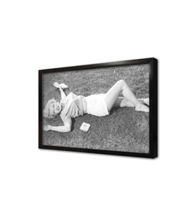 Marilyn Monroe Çimlerde Uzanırken Ki Çerçeveli Mdf Tablo