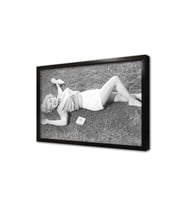 Marilyn Monroe Çimlerde Uzanırken Ki Çerçeveli Mdf Tablo