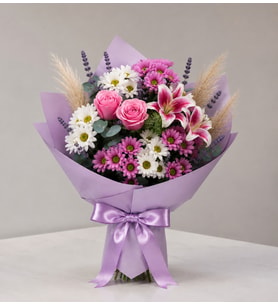 Bukette Pembe Lilyumlar ve Papatyalar
