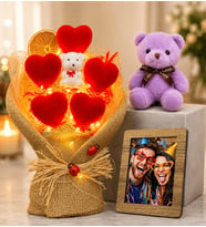 Ahşap Fotoğraf Çerçeveli LED Işıklı Ayıcıklı Kırmızı Kalp Buketi ve Mor Peluş Ayıcık