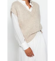 Stil Modern Kadın Crop Standart Kol V Yaka Yumuşak Dokulu Triko Süveter (Bej)