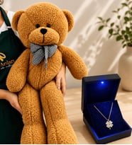 Işıklı Kutuda 925 Ayar Gümüş Altın Kaplama Kalpli Yonca Kolye ve 80 cm Kahve Peluş Ayıcık Hediye