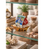 Yelkenli Gemi Biblo Seramik Dekoratif Biblo 13x13 cm Kemer Temalı Deniz Teması Türk Bayrağı Detaylı