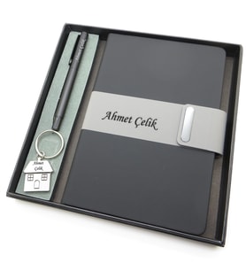 Signator® Codex  N229 Kişiye Özel Defterli Set - İsme Özel Siyah Kalem + İsme Özel Siyah Defter + İsme Özel Anahtarlık  İsme Özel Kutusunda Hediyelik Set (Karışık)