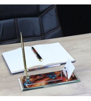 Diş Hekimine Hediye Masa İsimliği - Kişiye Özel Gold Metal Plakalı Cam İsimlik ve Kalem Seti