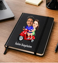 Kişiye Özel Sevgili Karikatürlü Defter Fotoğraflı Çift ve Scooter Tasarımlı İsimli Hediye Renk Siyah-Beyaz Sevgili Defteri