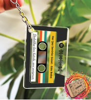 Kişiye Özel .Mesajlı Spotify Barkodlu Retro Müzik Çalar Kaset Tasarım Anahtarlık Sevgiliye Yeni Yıl Hediyesi