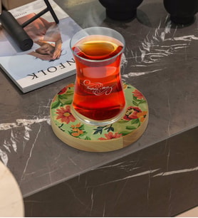 BK Gift Kişiye Özel Çiçekler Tasarımlı Doğal Ahşap Tabaklı Heybeli Çay Bardağı Model 5