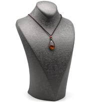 Damla Kehribar Siyah İpli Kolye – 17 × 27 mm  41 cm  4,8 gr