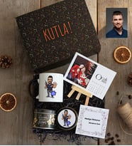 Kişiye Özel Karikatürlü Özel Güvenlik Hediye Kutusu - Kişiye Özel Kupa Standart, Çay, Takvim, Mum Doğum Günü Hediyesi