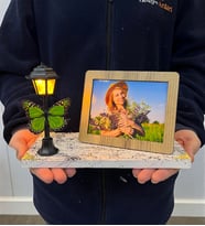 Kişiye Özel Mermer Tasarımlı Kaideli Büyük Boy Led Lambalı Ahşap Fotoğraf Çerçevesi (Model 1)