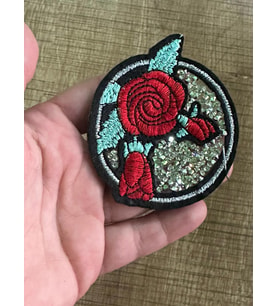 6X6 CM ÜTÜ İLE YAPIŞAN YUVARLAK TAŞ VE NAKIŞ İŞLEME GÜLLÜ ARMA YAMA