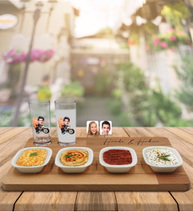 BK Gift Kişiye Özel Sevgililer Karikatürlü 2’li Rakı Bardağı ve Meze Tabaklı Doğal Masif Ahşap Servis Sunum Tepsisi Model 17