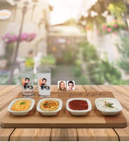 BK Gift Kişiye Özel Sevgililer Karikatürlü 2’li Rakı Bardağı ve Meze Tabaklı Doğal Masif Ahşap Servis Sunum Tepsisi Model 17